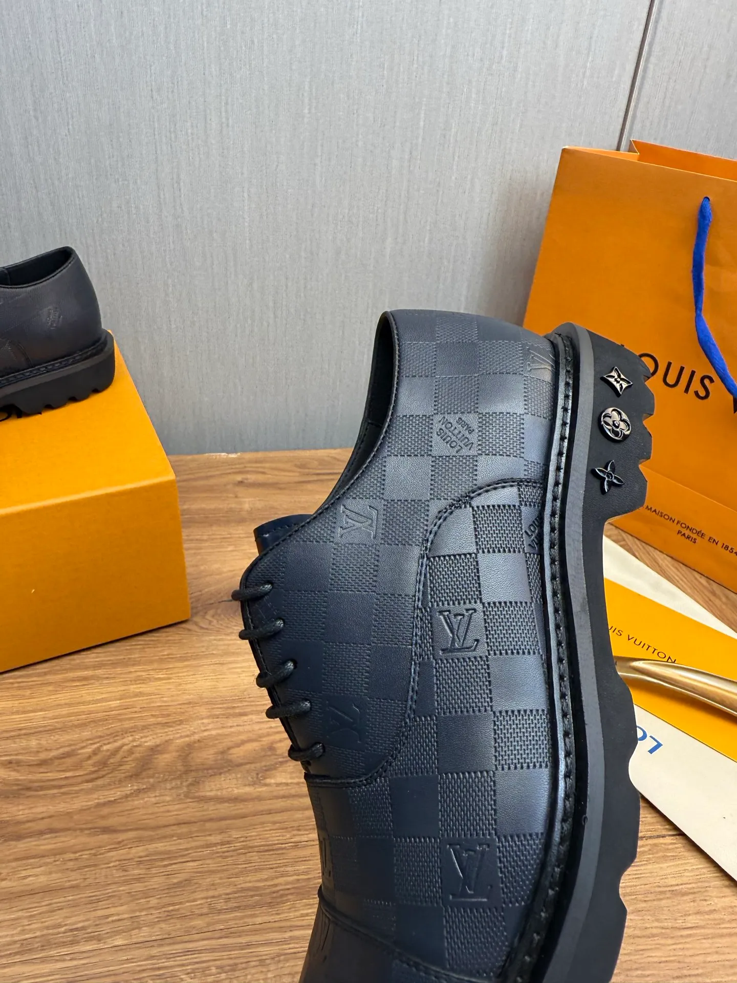 Men's shoes 💰900💰 LV. Men's casual lace-up leather shoes, the latest hot style 🔥 1:1 original purchase quality, top quality goods ⬆️The upper is imported open-edge beaded cowhide, cowhide, and cow suede. The hand-made three-dimensional stitching highlights the round toe design. The inner foot pads are all imported cowhide, with the original wear-resistant foam outsole, matching code 39-44, (38, 45 custom-made, non-refundable)